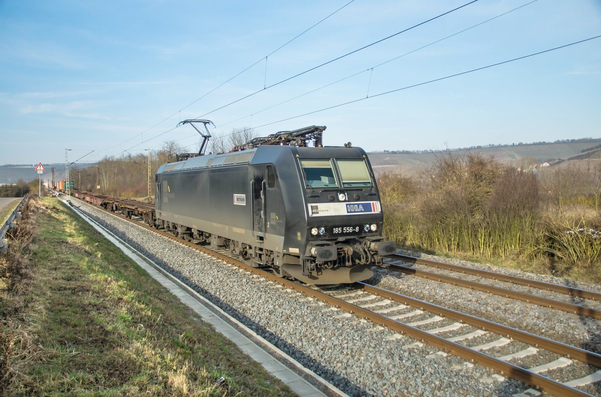 185 556-8 von HHLA ist mit einen Containerzug am 07.02.2018 bei Würzburg/Süd in Richtung Süden unterwegs. 