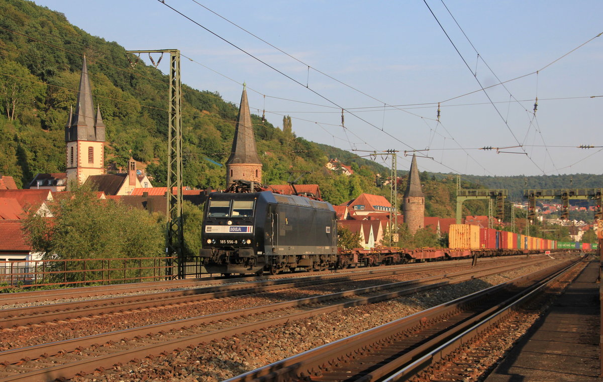 185 556 mit Containerzug am 10.09.2016 in Gemünden. Der Fotostandpunkt war trotz Sperrung der beiden rechten Gleise in ausreichender Entfernung zum Gleis. 