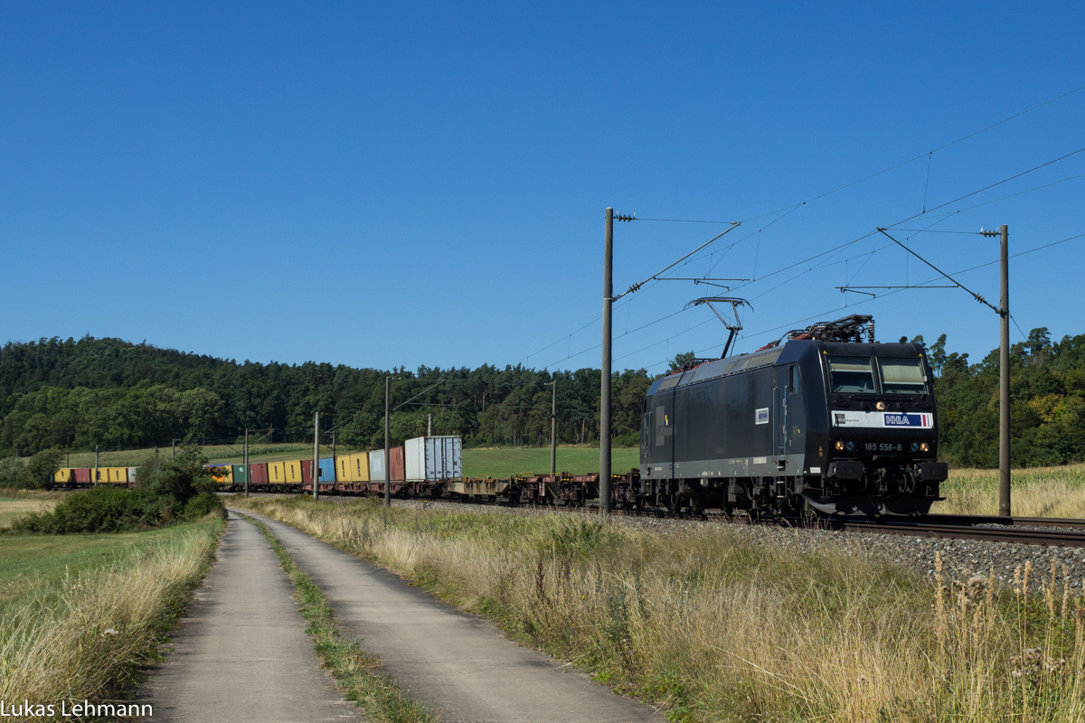 185 556 mit einem Containerzug bei Mitteldachstetten, 25.08.2016