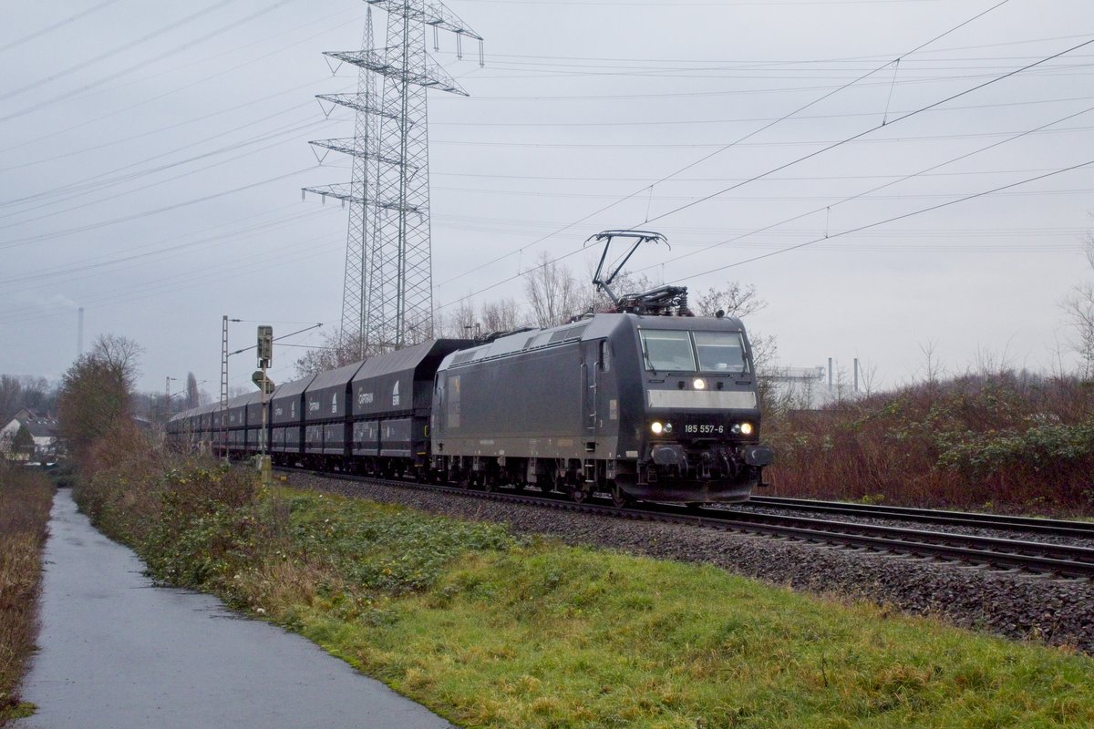 185 557-6 der MRCE mit Captrain-/ERR-Selbstentladewagen am 29.12.2020 kurz vor Gelsenkirchen-Bismarck (Ri. Oberhausen) 