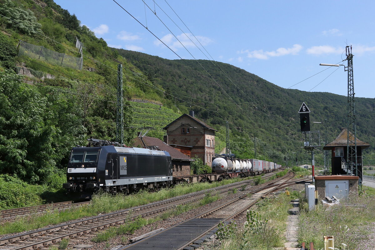 185 557 mit einem gemischten Güterzug am 21. Juli 2021 bei Kaub am Rhein.
