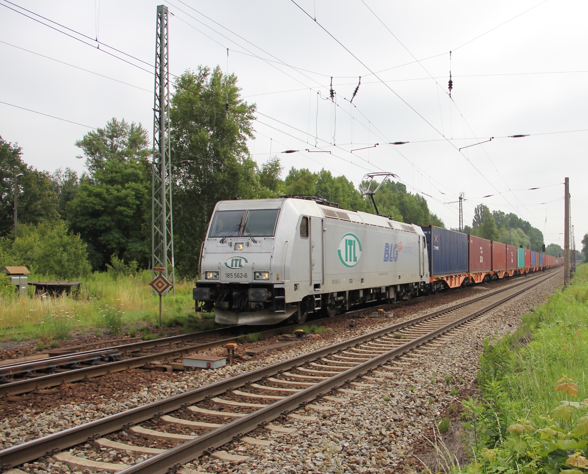 185 562-6 der ITL mit Containerzug bei der durchfahrt von Leipzig-Thekla. Aufgenommen am 12.07.2013.