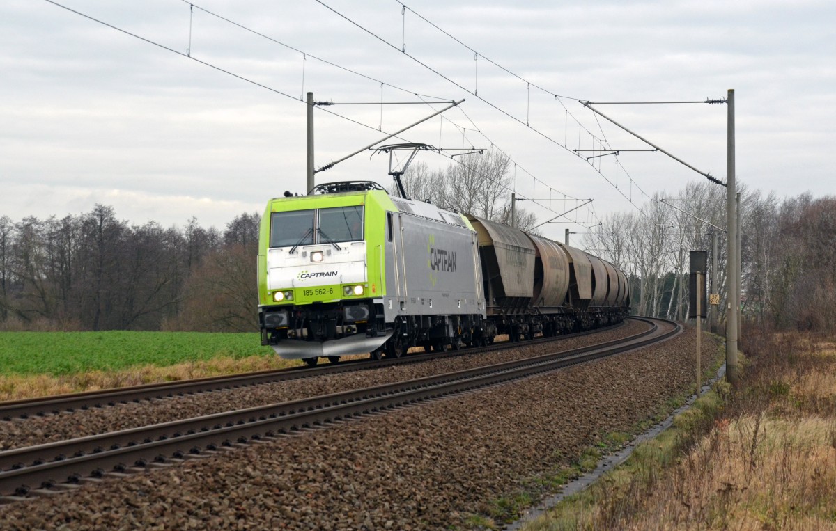 185 562 der Unternehmensgruppe Captrain zog am 17.12.15 einen Transcereal durch Benndorf Richtung Leipzig.