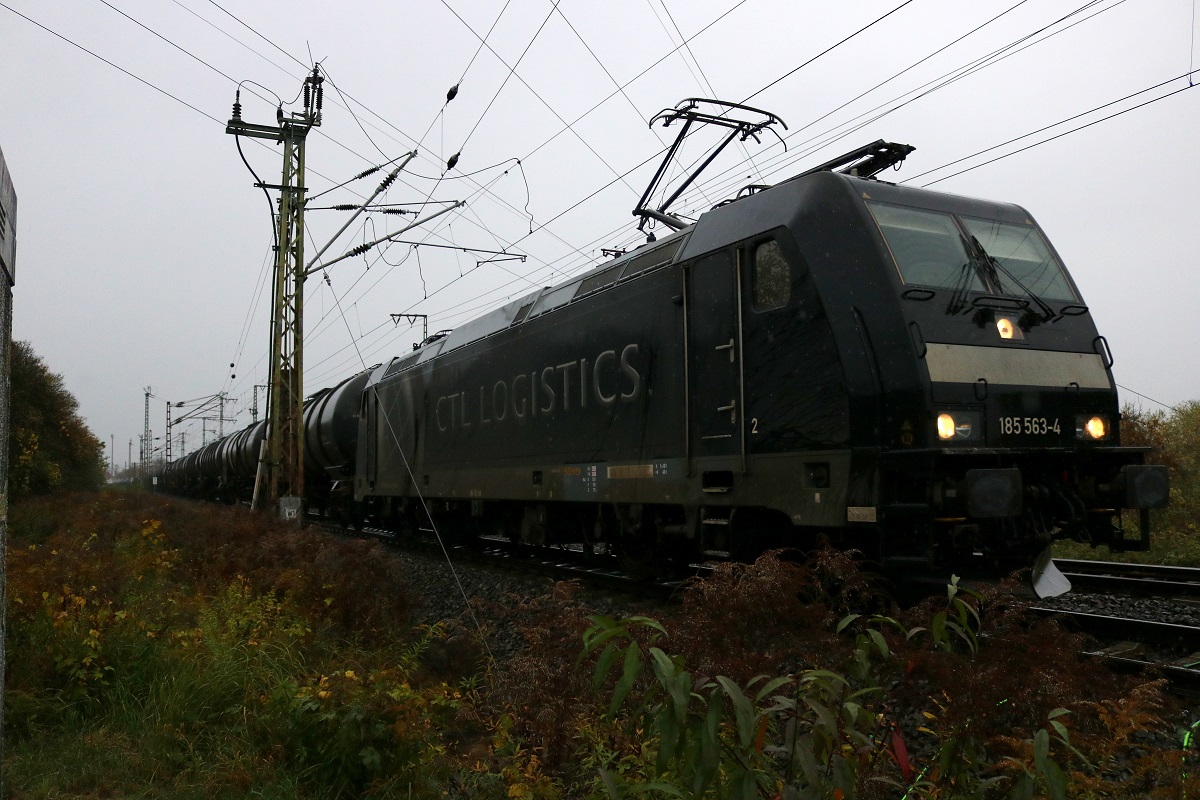 185 563-4 der CTL Logistics als Kesselzug fährt bei Dauerregen in Angersdorf (Saaleaue) auf der Bahnstrecke Halle–Hann. Münden (KBS 590) Richtung Halle (Saale). [21.10.2017 | 16:30 Uhr]