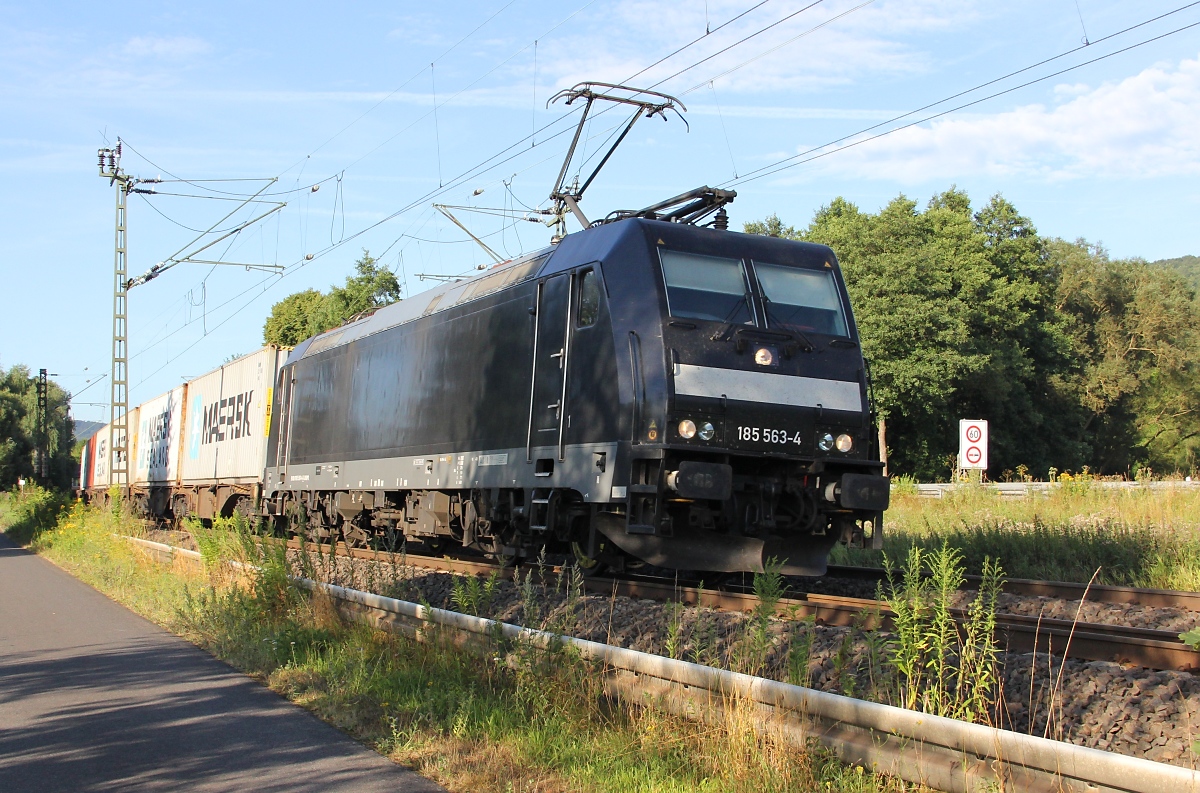 185 563-4 mit Containerzug in Fahrtrichtung Norden. Aufgenommen am 01.08.2013 in Wehretal-Reichensachsen.