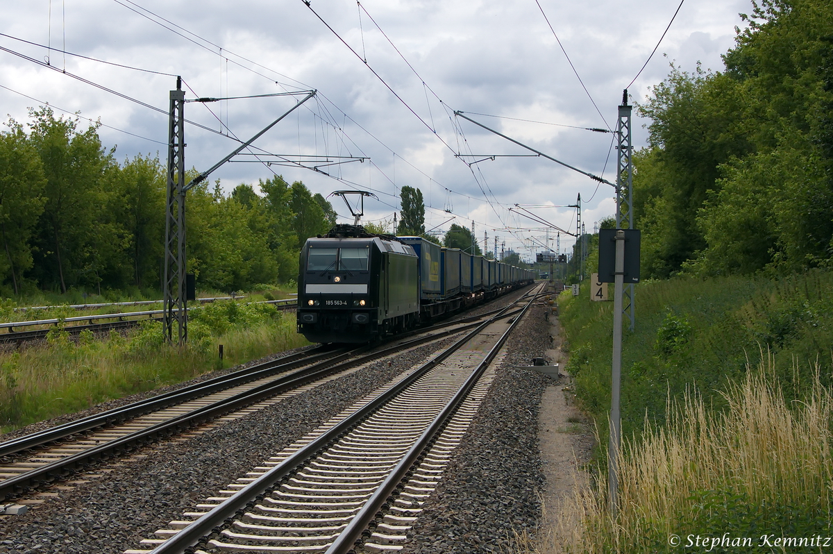 185 563-4 MRCE Dispolok GmbH für boxXpress.de GmbH mit dem KLV  LKW Walter , bei der Durchfahrt in Berlin-Hohenschönhausen und fuhr in Richtung Karower Kreuz weiter. 24.06.2014