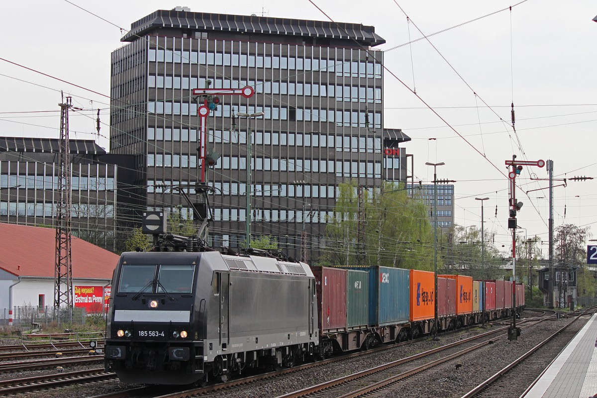 185 563 i.E. boxxpress fuhr am 2.4.14 mit einem Containerzug durch Düsseldorf-Rath.