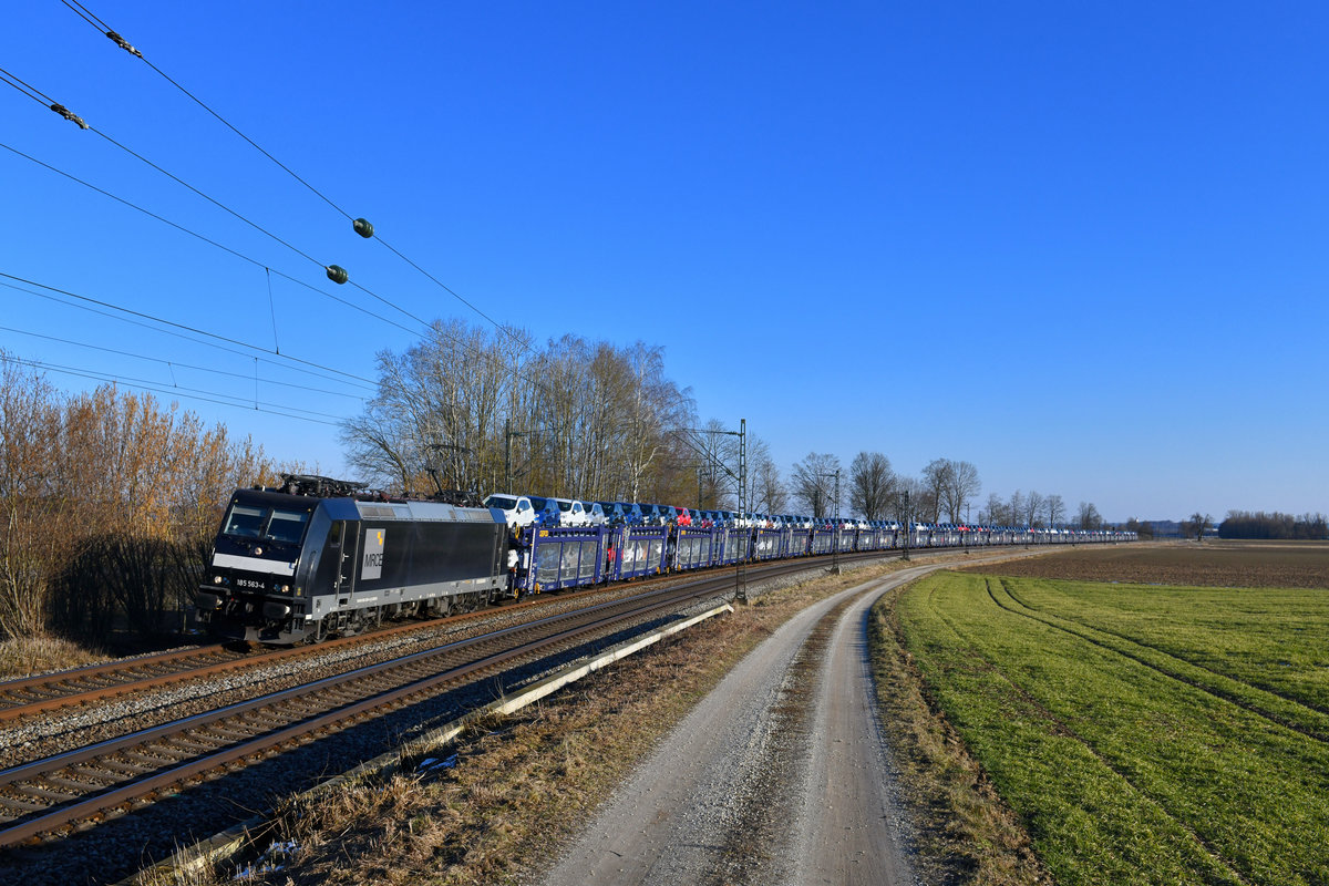 185 563 mit einem Autozug am 25.02.2018 bei Langenisarhofen. 