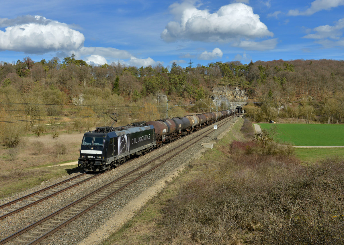 185 563 mit einem Kesselzug am 29.03.2016 bei Solnhofen. 