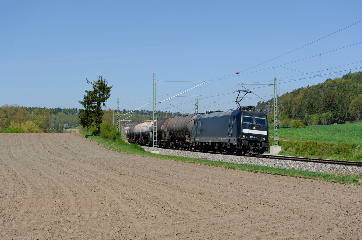 185 563 MRCE mit einem Kesselwagenzug bei Lehrberg Richtung Ansbach, 25.04.2020