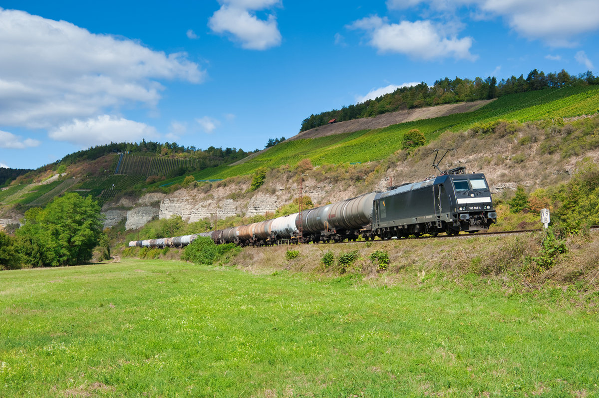 185 563 MRCE/WLC mit einem Kesselzug bei Himmelstadt Richtung Würzburg, 18.09.2019