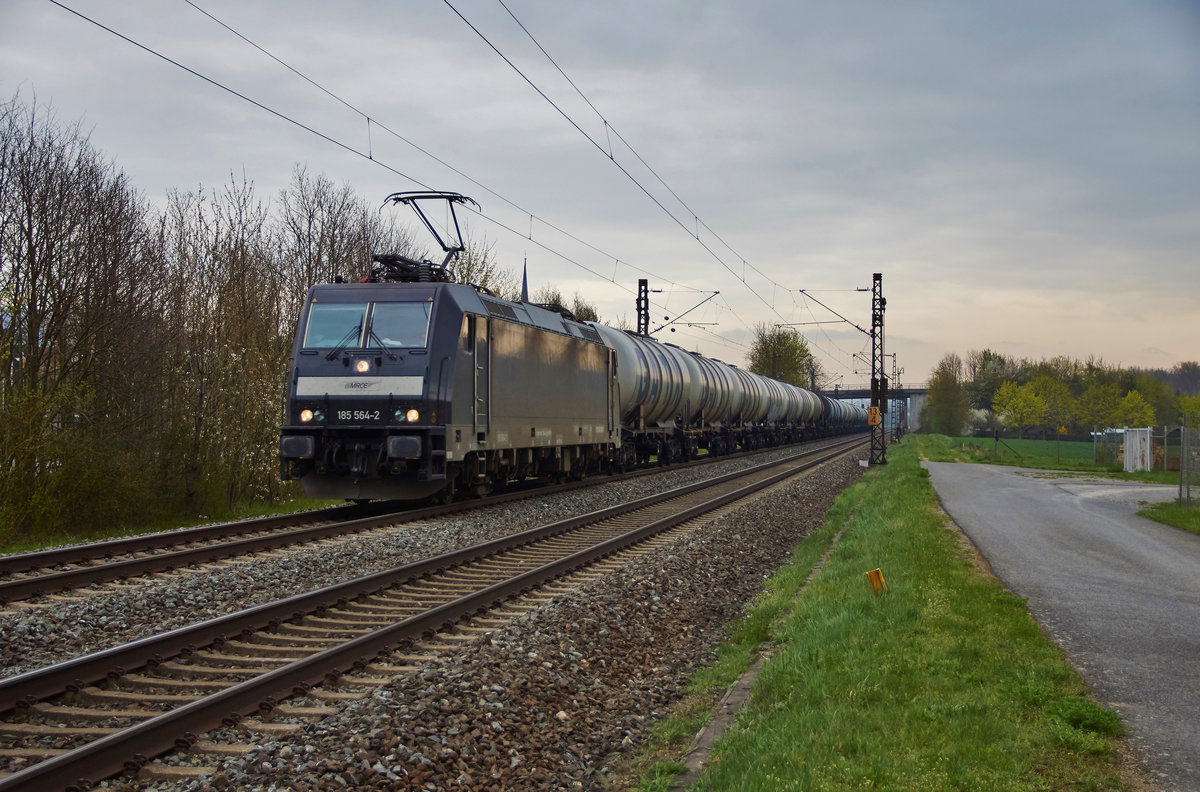 185 564-2 ist mit einen Kesselzug am 12.04.16 von Würzburg komment in Richtung Norden unterwegs gesehen bei Thüngersheim.