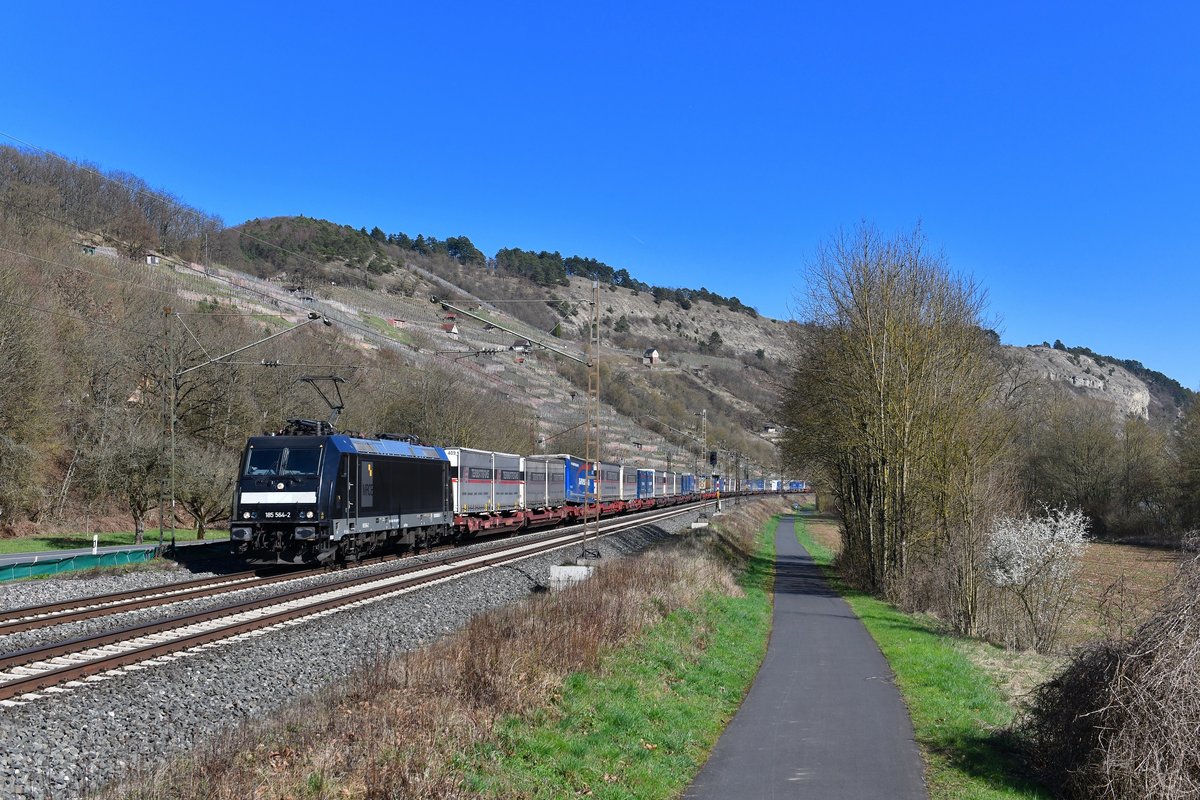 185 564 mit DGS 43820 am 06.04.2018 bei Gambach. 