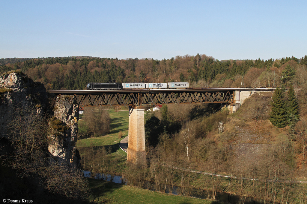 185 564 mit einem Containerzug am 18.04.2015 bei Beratzhausen.