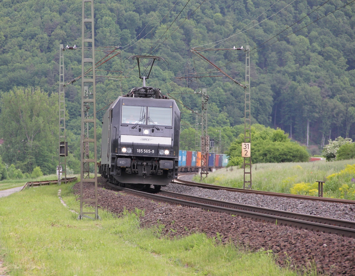 185 565-9 mit Containerzug in Fahrtrichtung S�den. Aufgenommen bei Harrbach am 23.05.2013.