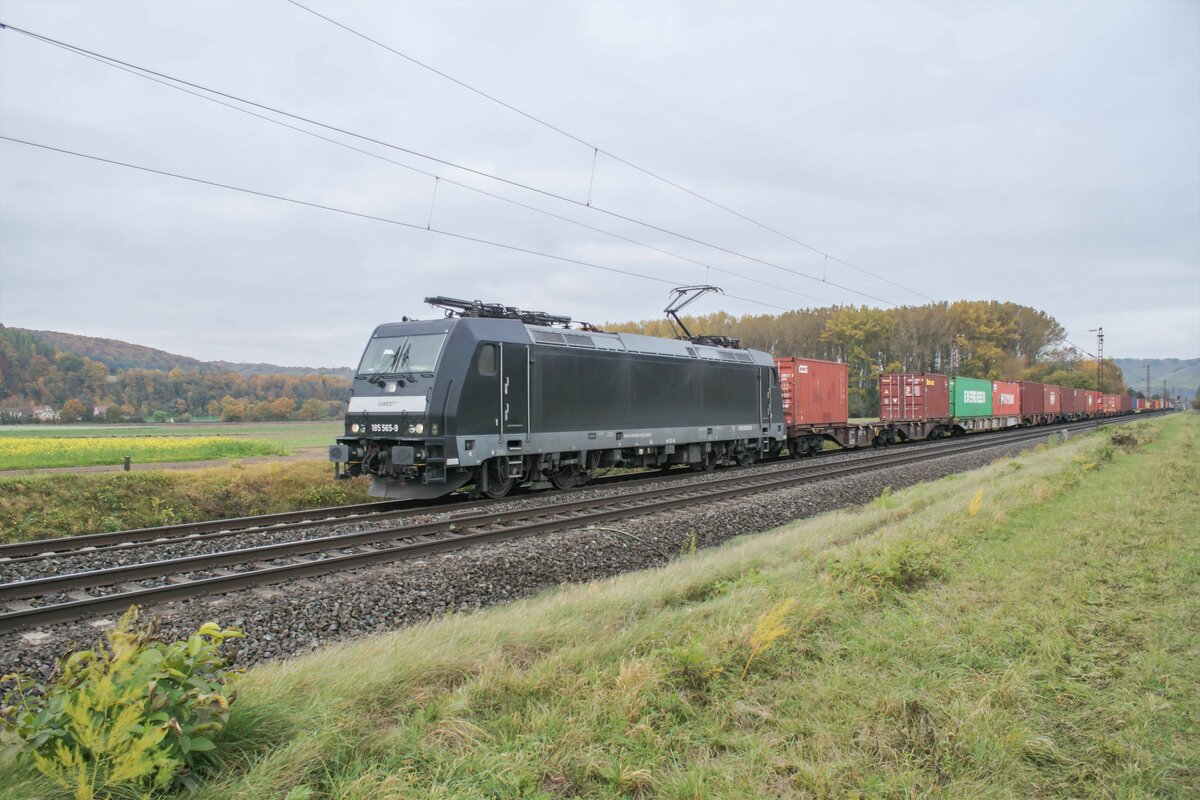 185 565-9 mit einem Containerzug bei Himmelstadt am 27.10.2021