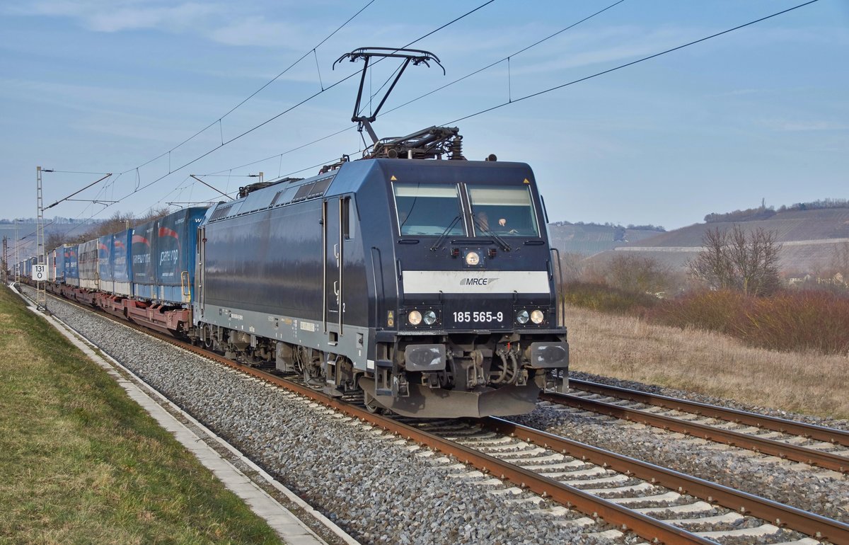 185 565-9 von MRCE ist am 07.02.2018 bei Würzburg in Richtung Süden unterwegs.