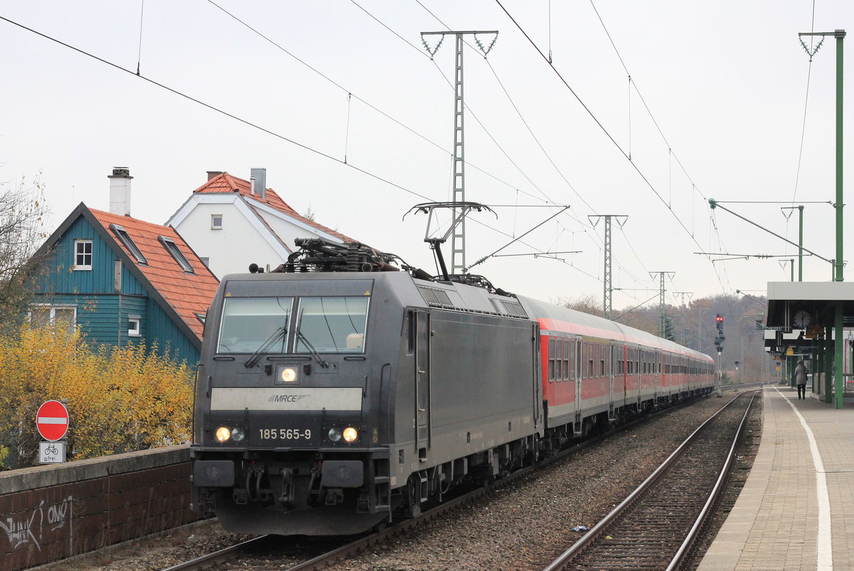 185 565 mir RE Singen-Stuttgart am 24.11.2016 in Stuttgart-Rohr. Auf Grund von Fahrzeugmangel bei DB Regio Württemberg mussten zu dieser Zeit mehrere Lokomotiven diverser Leasingunternehmen rund um Stuttgart im Regionalverkehr aushelfen. 