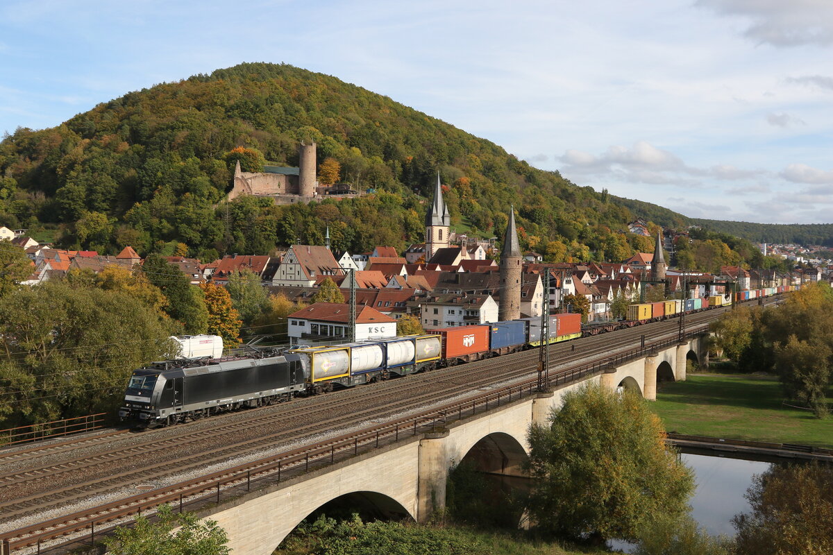 185 565 von  MRCE  mit einem Containerzug am 11. Oktober 2022 in Gemünden am Main.