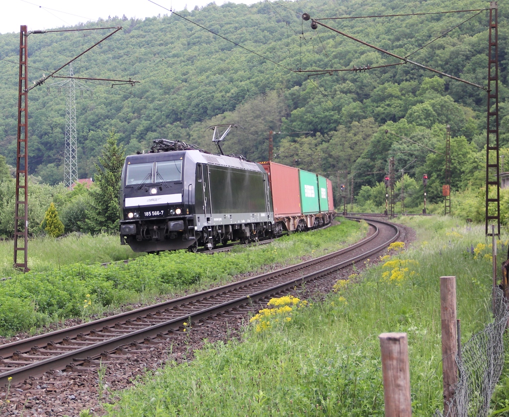 185 566-7 mit Containerzug in Fahrtrichtung Sden. Aufgenommen am 23.05.2013 in Wernfeld.