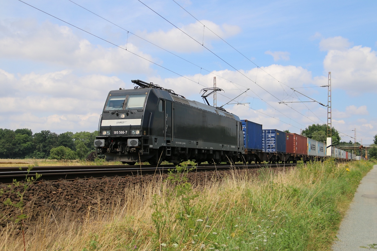 185 566-7 mit Containerzug in Fahrtrichtung Süden. Aufgenommen bei Eystrup am 22.07.2014.