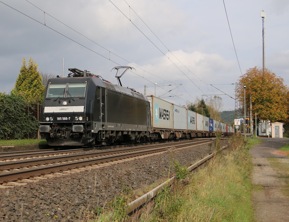 185 566-7 mit Containerzug in Fahrtrichtung Süden. Aufgenommen in Ludwigsau-Friedlos am 10.10.2014.