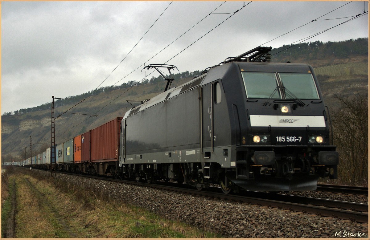 185 566-7 mit einen Containerzug am 22.01.14 bei Thüngersheim.