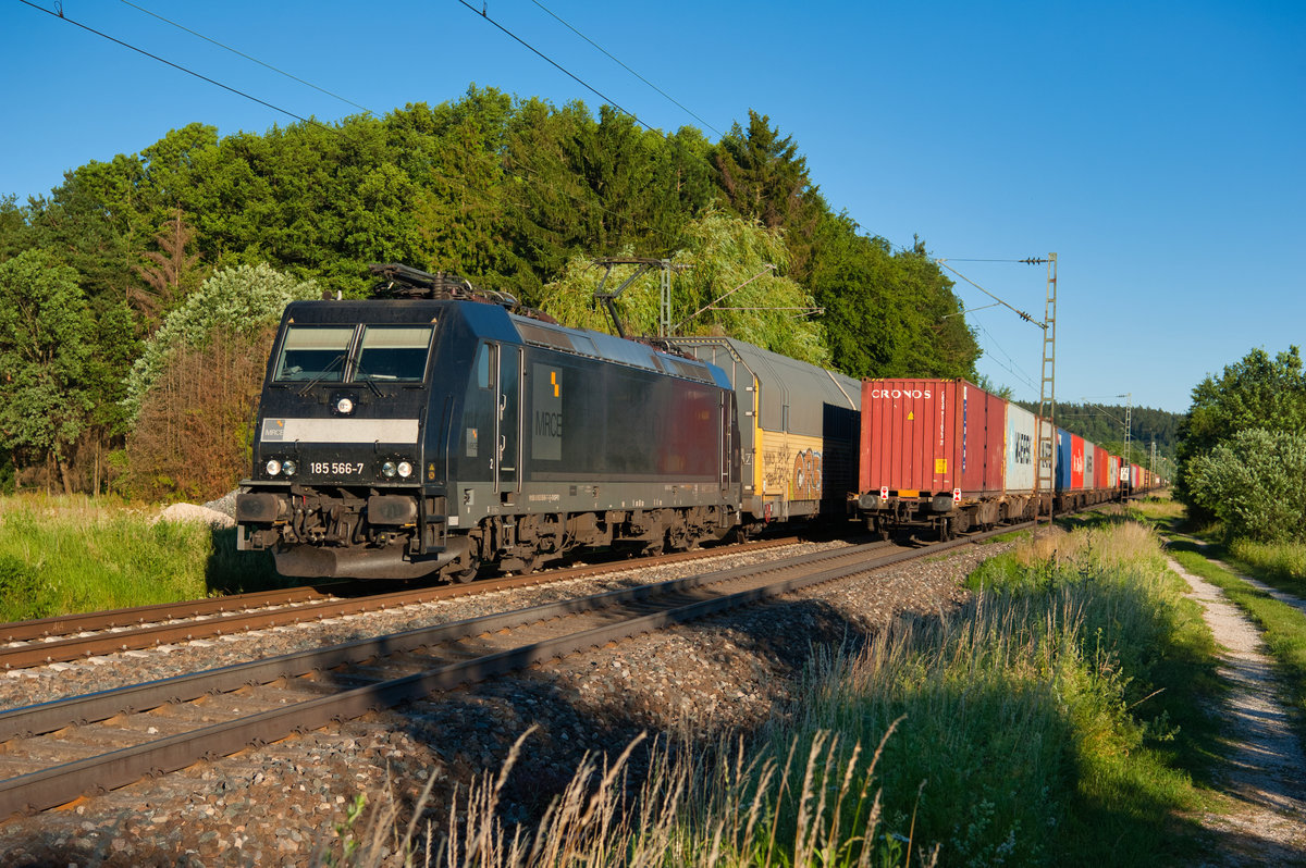 185 566 MRCE mit einem ARS-Altmann Autotransportzug bei Postbauer-Heng Richtung Nürnberg, 27.06.2019