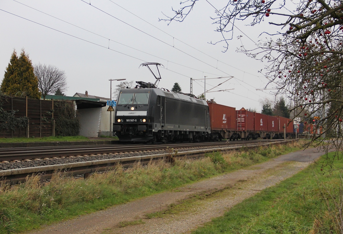 185 567-5 mit Containerzug in Fahrtrichtung Süden. Aufgenommen in Ludwigsau-Friedlos am 16.11.2013.