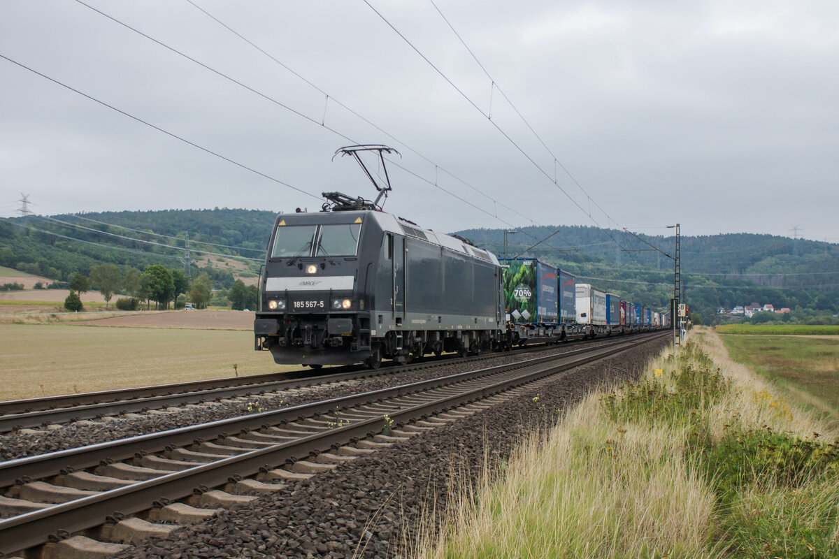 185 567-5 mit einem Aufliegerzug bei Reilos am 31.08.2022