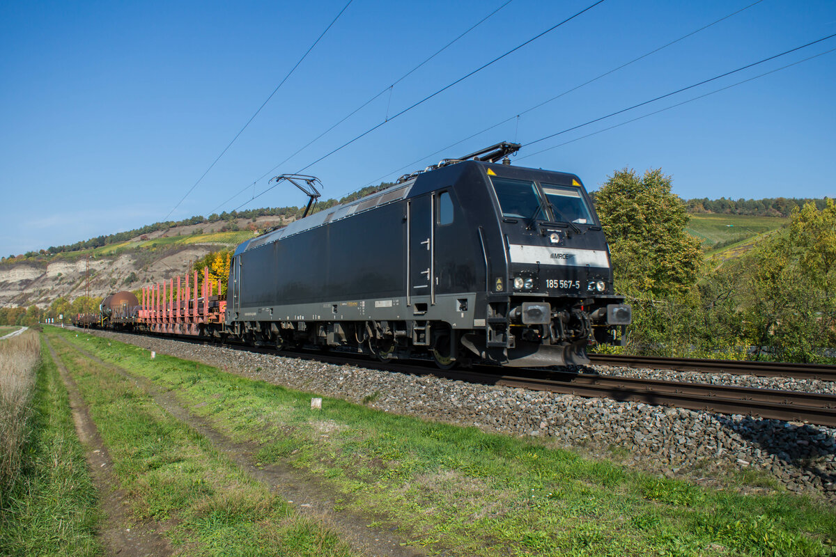 185 567-5 mit einem gemischten Güterzug bei Thüngersheim am 12.10.2022