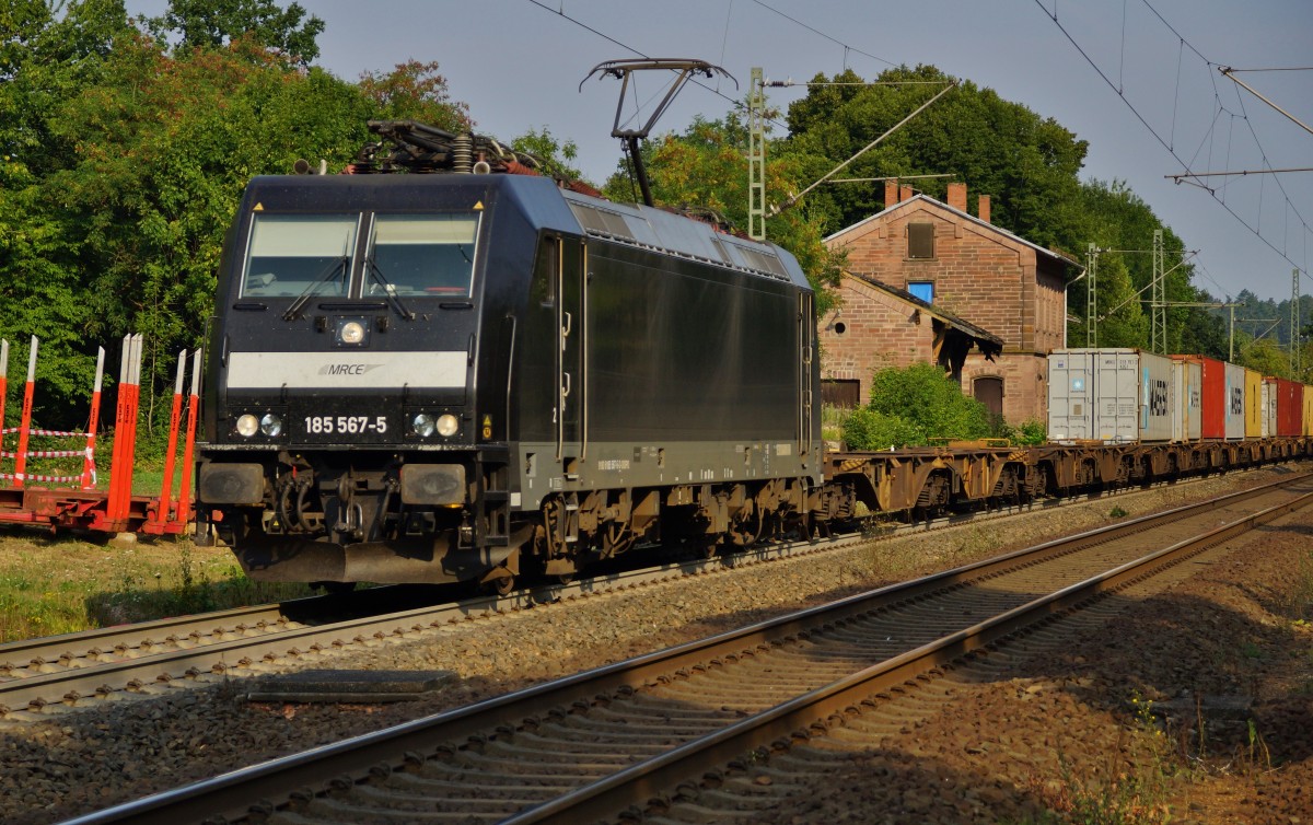 185 567-5 von MRCE ist am 12.08.15 mit einen Containerzug in Vollmerz zu sehen.