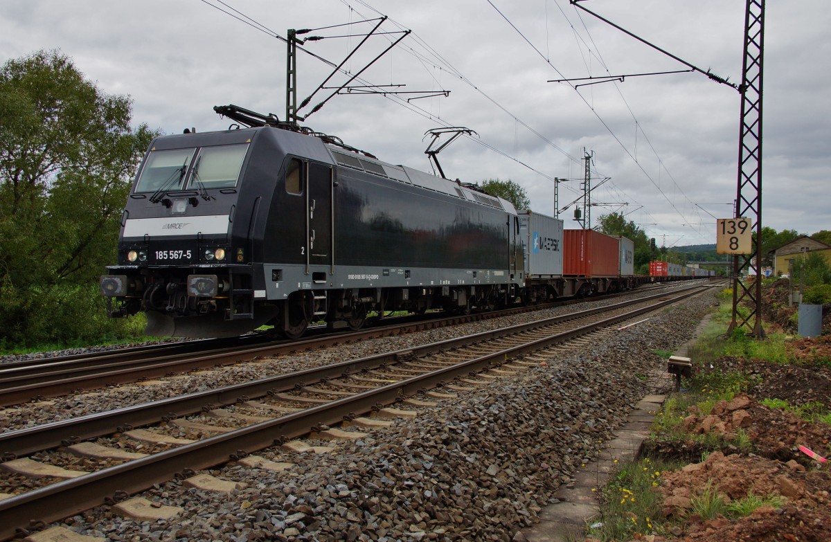 185 567-5 von MRCE fährt mit einen Containerzug auf das Hauptgleis zurück gesehen in Haunetal am 23.09.15.