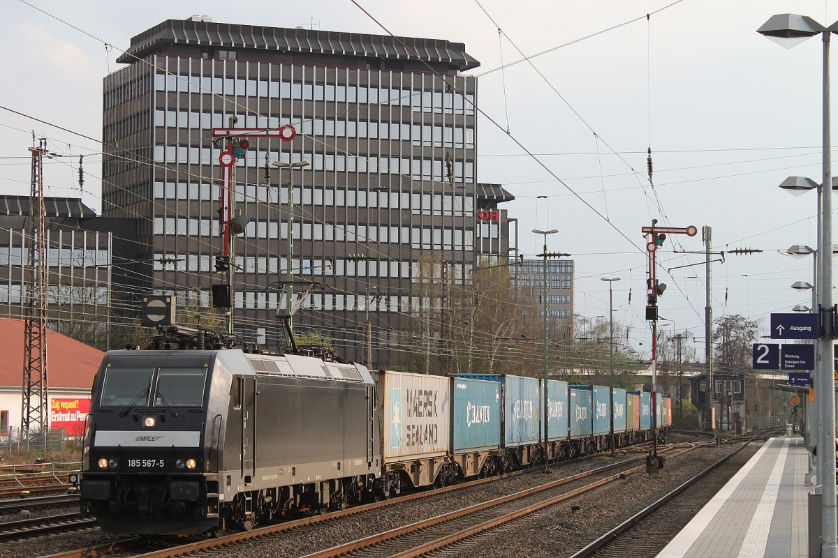 185 567 i.E. boxxpress fuhr am 26.3.14 mit einem Containerzug durch Ratingen-Lintorf.