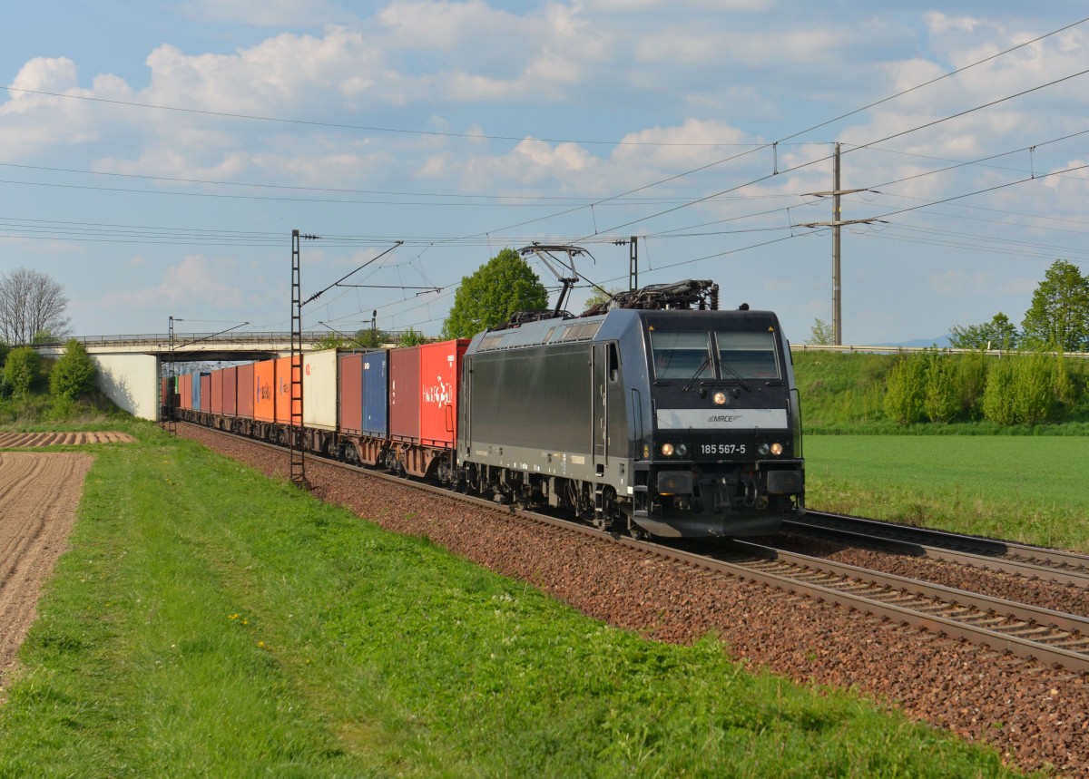 185 567 mit einem Containerzug am 24.04.2014 bei Plattling. 