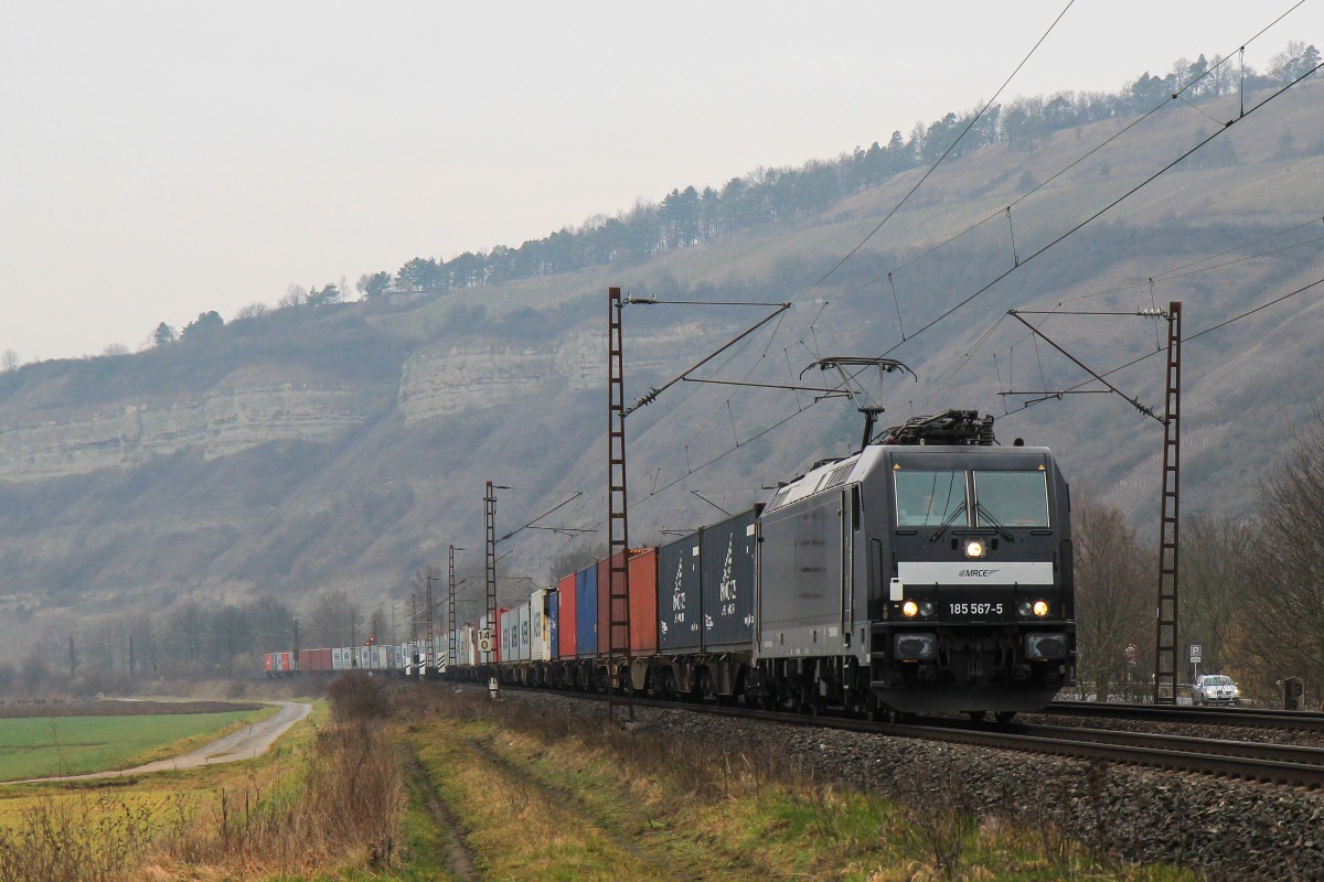 185 567 mit einem Containerzug am 20. Februar 2014 bei Thüngersheim.