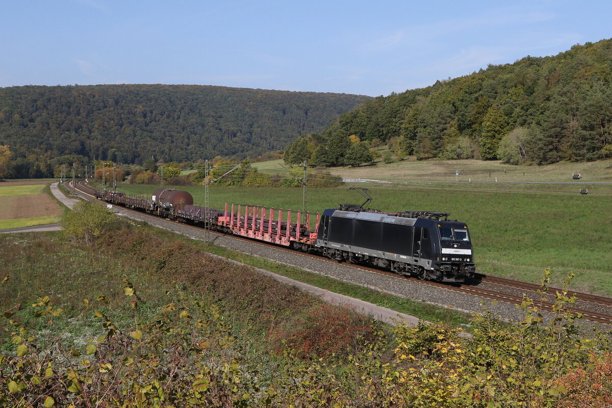 185 567 von  MRCE  mit einem gemischten Güterzug am 12. Oktober 2022 bei Harrbach am Main.