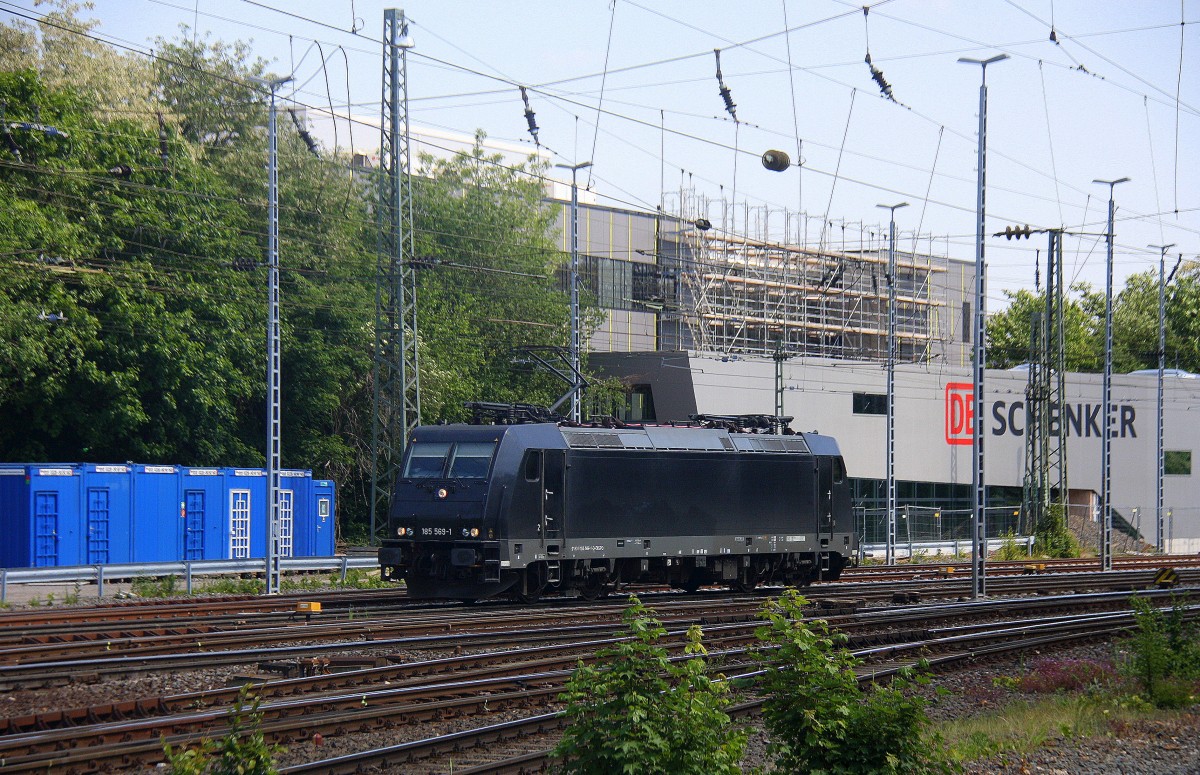185 569-1 von MRCE rangiert in Aachen-West.
Aufgenommen vom Bahnsteig in Aachen-West. 
Bei schönem Sonnenschein am Nachmittag vom 6.6.2015.