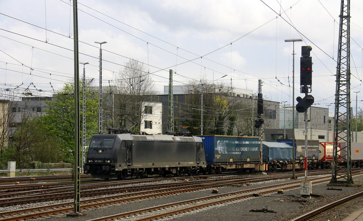 185 569-1 von MRCE/SBB-Cargo kommt aus Richtung Köln,Aachen-Hbf,Aachen-Schanz mit einem langen Containerzug aus Gallarate(I) nach Antwerpen-Oorderen(B) und fährt in Aachen-West ein. 
Aufgenommen vom Bahnsteig in Aachen-West.
Bei Sonne und Regenwolken am Nachmittag vom 1.4.2017.
