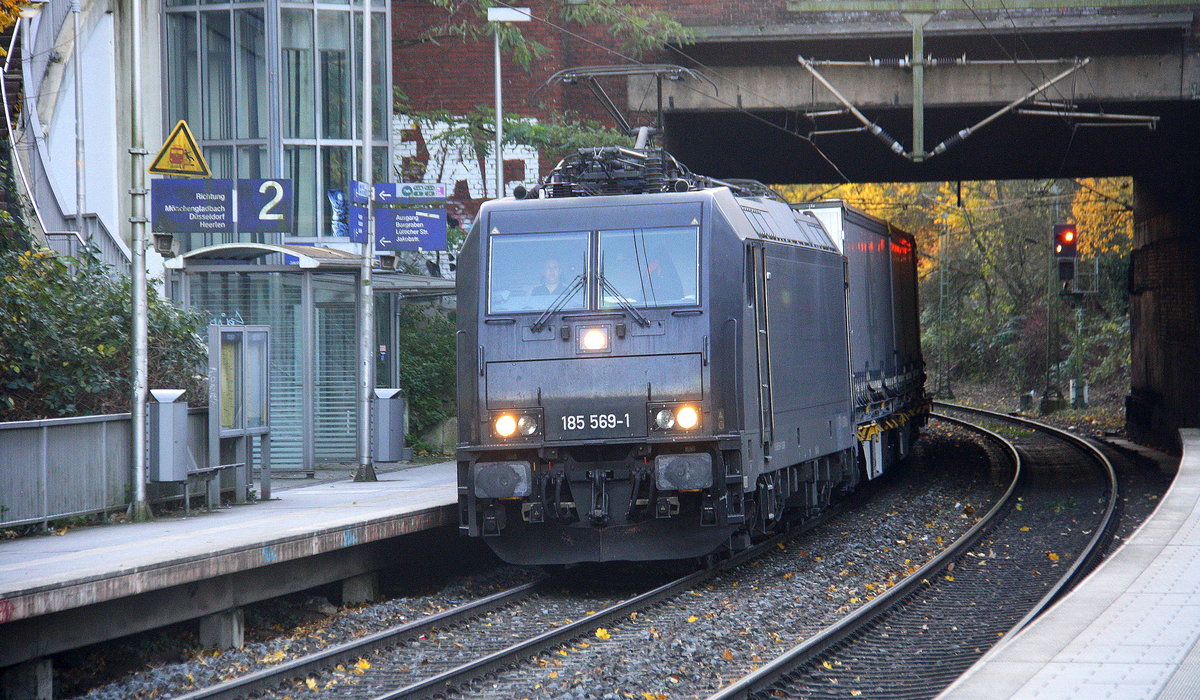 185 569-1 von MRCE/SBB-Cargo kommt aus Richtung Köln,Aachen-Hbf und fährt durch Aachen-Schanz mit einem Güterzug aus  Novara(I) nach Genk-Zuid Haven(B)  und fährt in Richtung Aachen-West. 
Aufgenommen vom Bahnsteig von Aachen-Schanz. 
Am Morgen vom 23.11.2017.