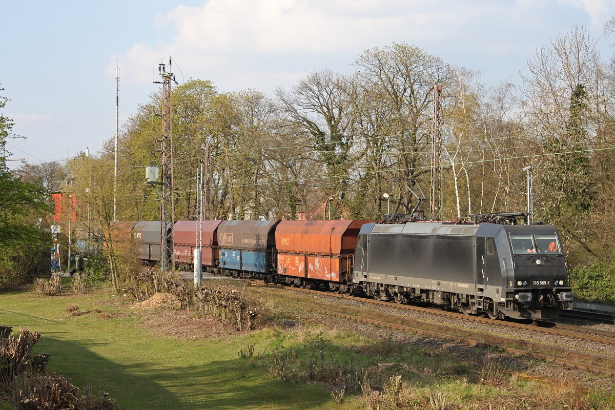 185 569 i.E. NIAG zog am 25.3.14 einen Kohlezug durch Ratingen-Lintorf.