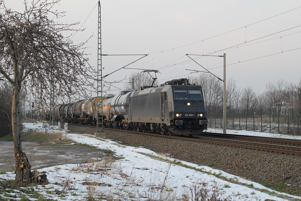 185 569 mit einem aus Kesselwagen gebildeten Zug am 1. März 2016 in Leuna.
Der Zug fuhr in Richtung Großkorbetha.