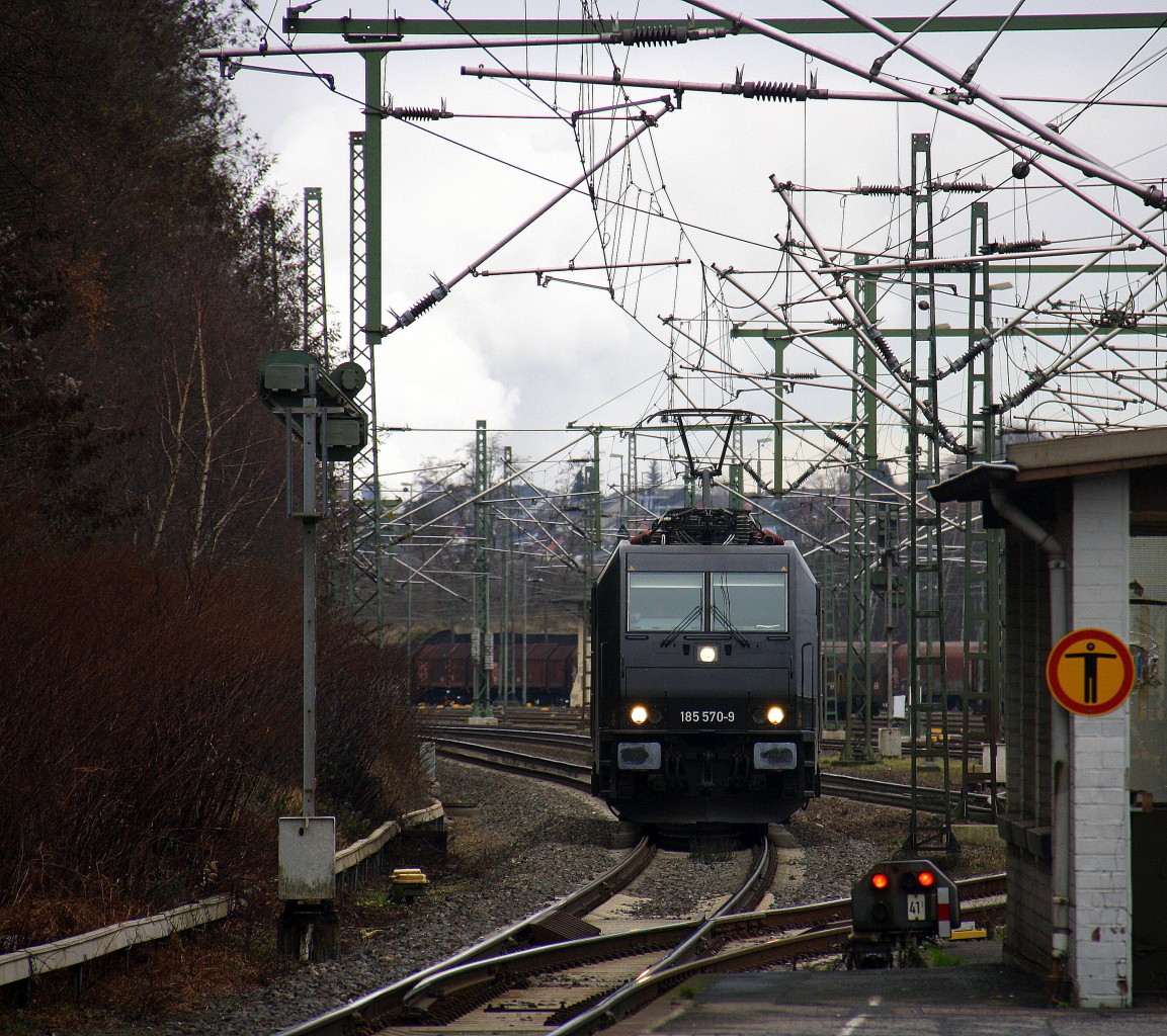 185 570-9 von MRCE und 482 021-3 von SBB-Cargo kommen als Lokzug aus Richtung Köln und fahren durch  den Stolberger-Hbf in Richtung  Eilendorf,Aachen-Rothe Erde,Aachen-Hbf.
Bei Wolken am Kalten Mittag vom 12.12.2015.