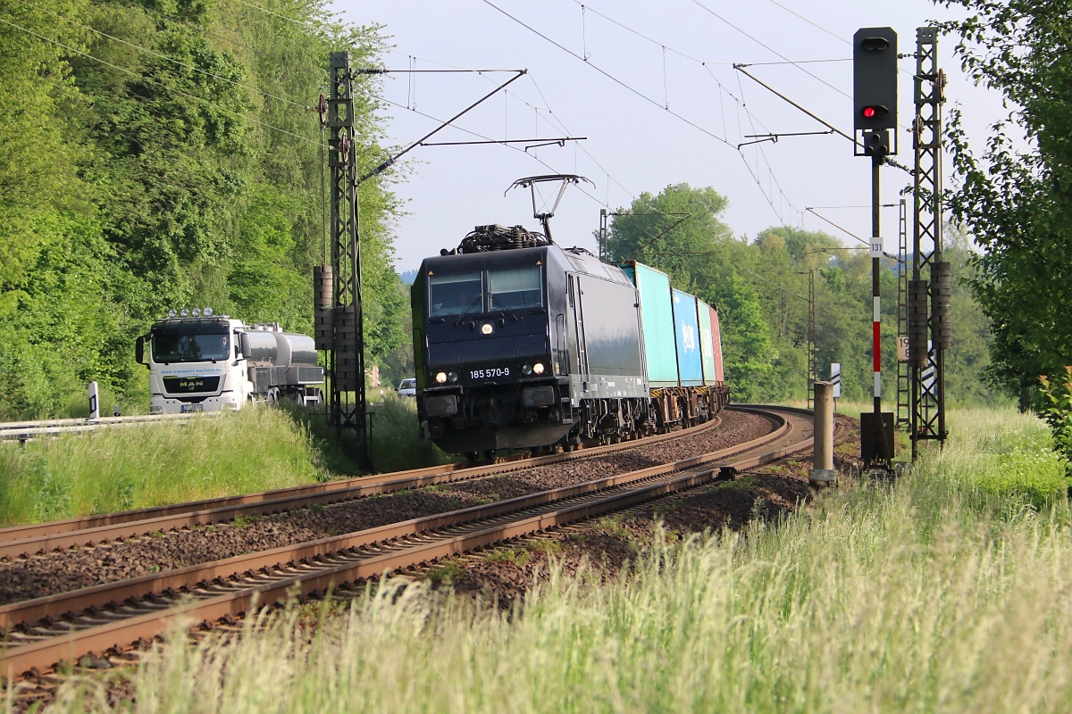 185 570-9 war am 22.05.2014 mit Containerzug in Richtung Süden unterwegs. Aufgenommen zwischen Eschwege West und Wehretal-Reichensachsen.