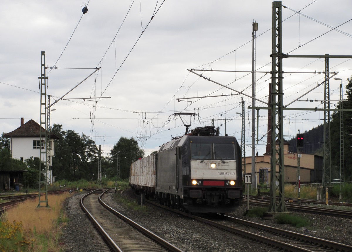 185 571-1 zieht am 05.Juli 2014 einen leeren Holzzug durch Kronach in Richtung Saalfeld.