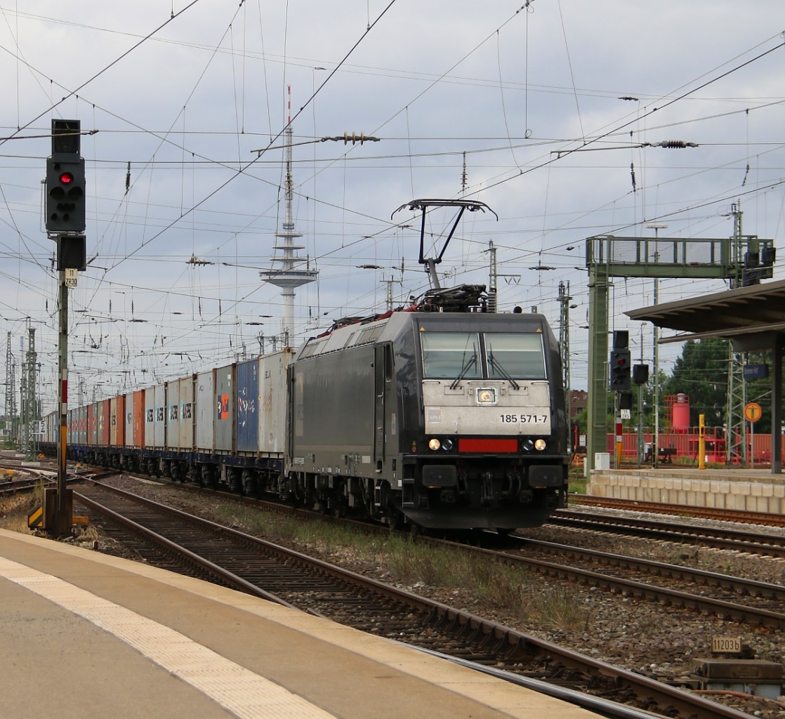 185 571-7 mit Containerzug in Fahrtrichtung Süden. Aufgenommen in Bremen Hauptbahnhof am 19.06.2014.