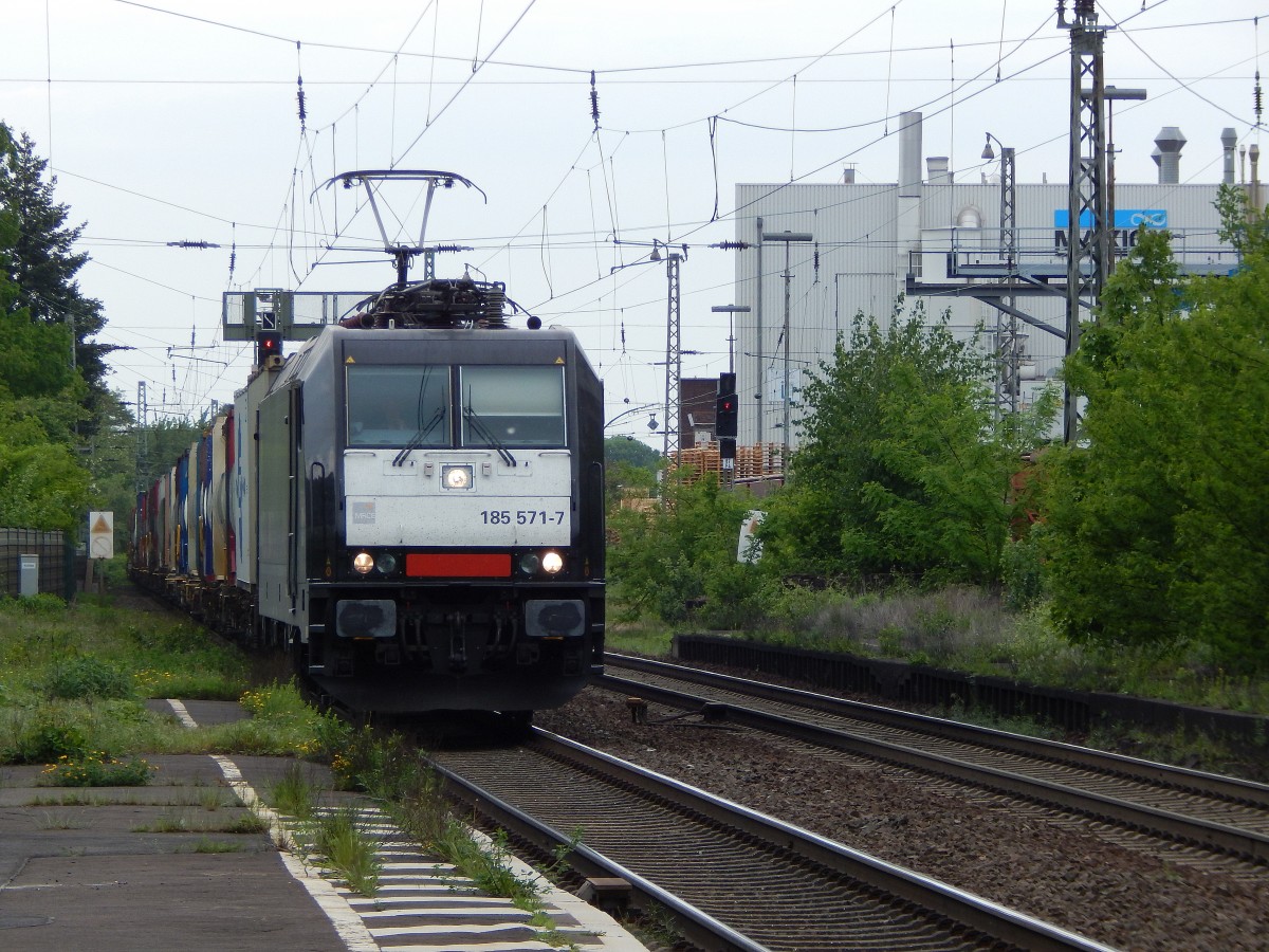 185 571-7 von MRCE kam am 12.5.15 mit einem Containerzug die rechte Rheinstrecke hinauf gefahren. Rechts sieht man die Überreste vom alten Bahnsteig.

Königswinter 12.05.2015