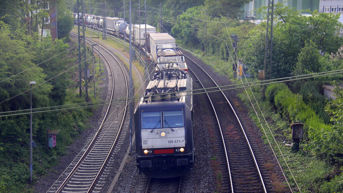 185 571-7 von MRCE kommt aus Richtung Köln,Aachen-Hbf mit einem Containerzug aus Gallarate(I) nach Antwerpen-Oorderen(B) und fährt in Richtung Aachen-Schanz,Aachen-West. Aufgenommen von einer Brücke von der Weberstraße in Aachen.
Bei Sommerwetter am Morgen vom 18.5.2018.