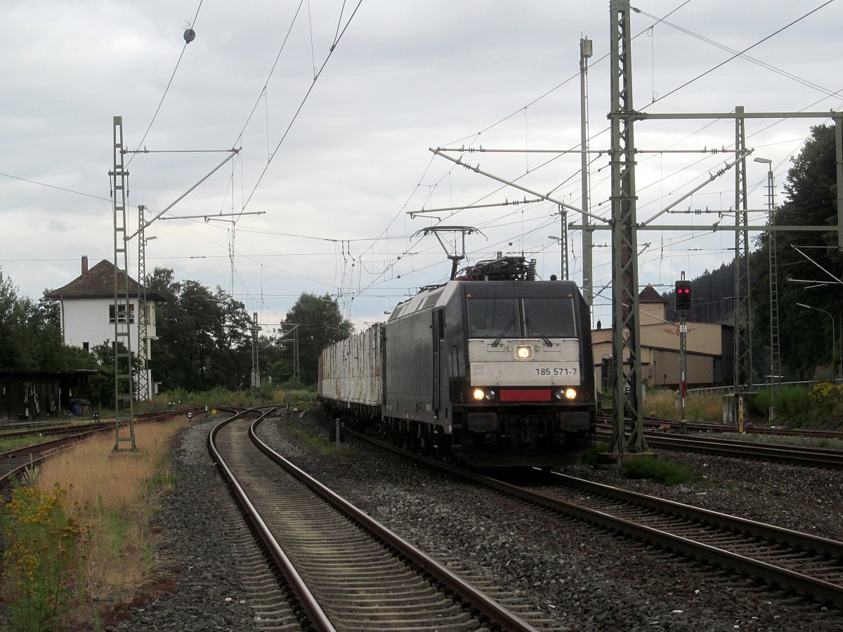 185 571-7 der MRCE zieht am 05. Juli 2014 einen Rungenwagenganzzug durch Kronach in Richtung Saalfeld.