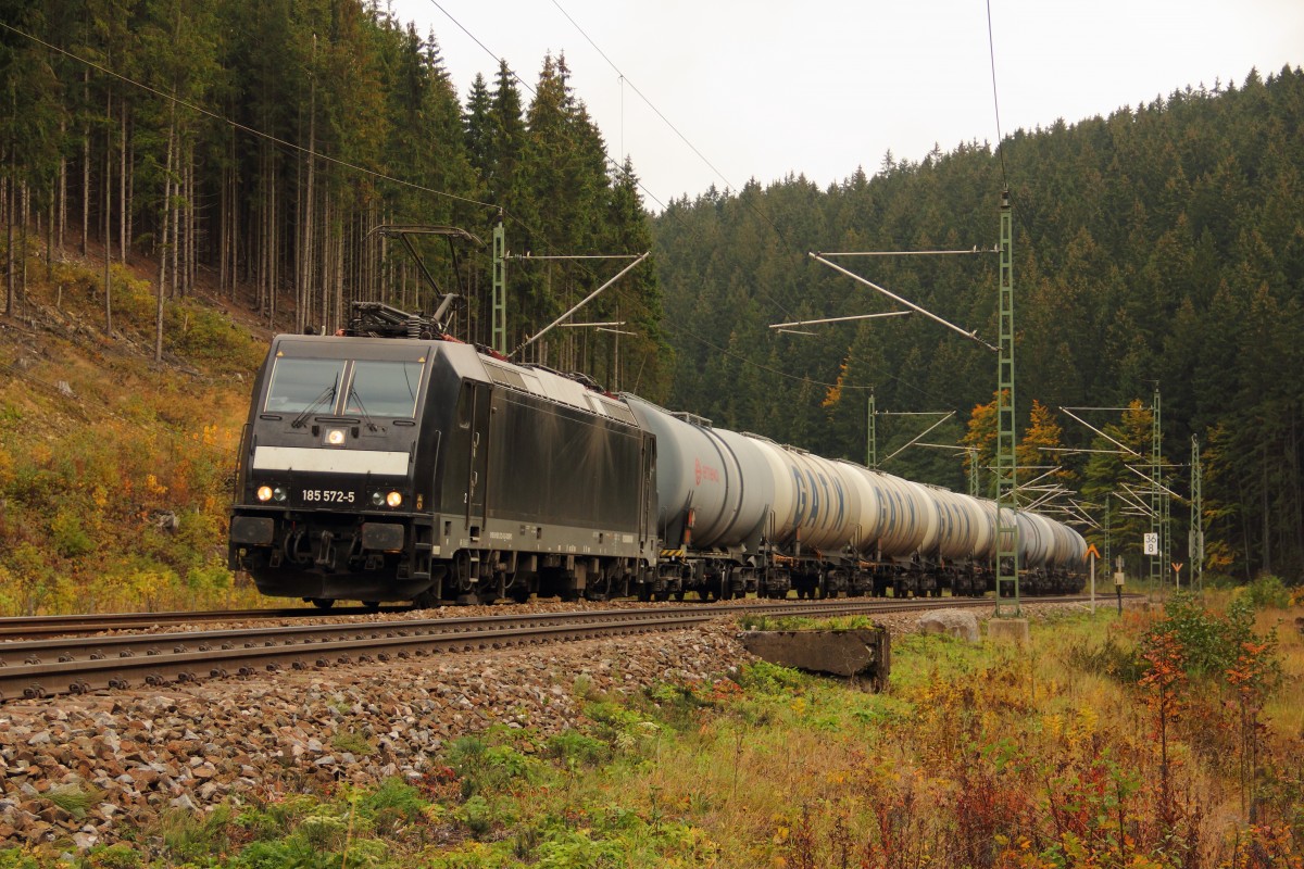 185 572-5 MRCE auf der Frankenwaldrampe bei Förtschendorf am 09.10.2015.